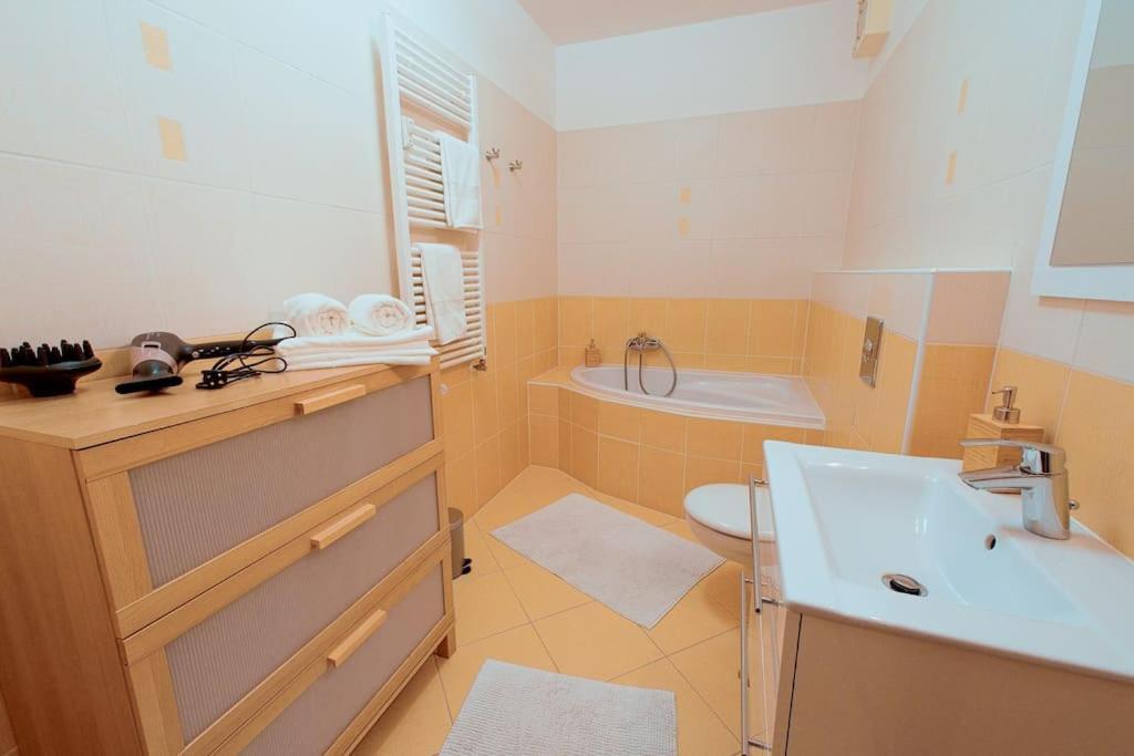 U Metra, 4 Hoste, Parking Free, Blizko O2 Arena Lejlighed